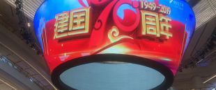 公司花20萬(wàn)裝修的會(huì)議室，竟被客戶(hù)吐槽‘像網(wǎng)吧’？高級(jí)感會(huì)議室的屏幕選擇秘訣”